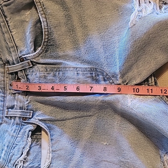 VINTAGE 1990s LEVI 501. BUTTON FLY. DISTRESSED AMAZING OLD PAIR OF JEANS. - Picture 9 of 13